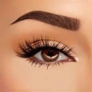Soft eye makeup for brown eyes with natural eyeliner and mascara