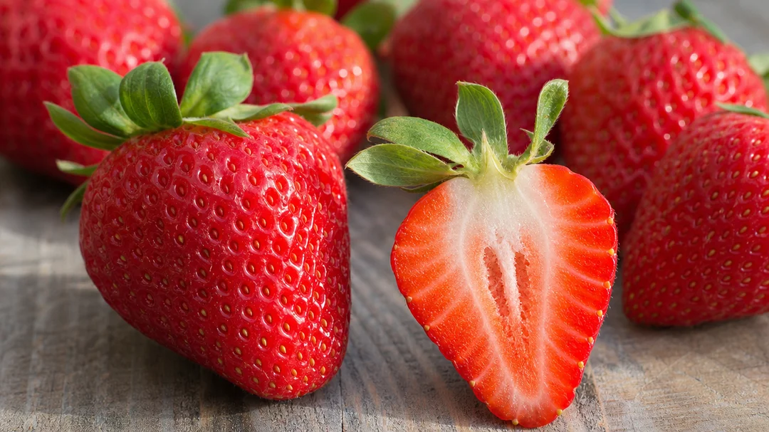 Fresh strawberries showing how many calories in a strawberry per serving